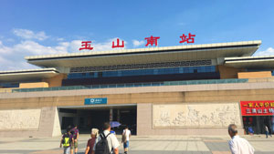 上饶玉山南站高铁灯箱广告