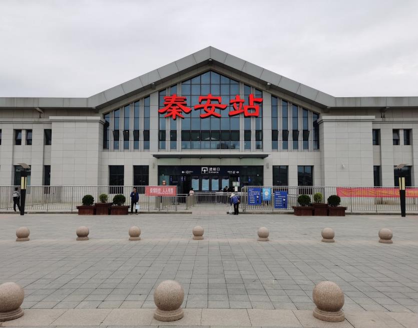 秦安站高铁灯箱广告
