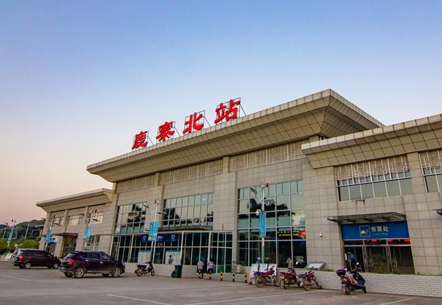 鹿寨北高铁站led屏广告