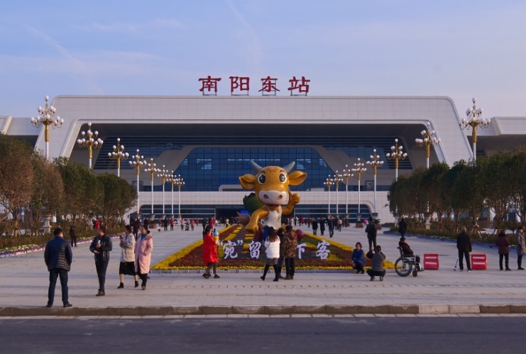 南阳东高铁站led屏广告