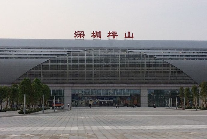 深圳坪山高铁站led屏广告