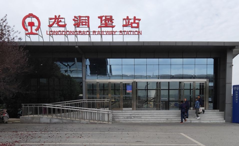 龙洞堡站高铁灯箱广告