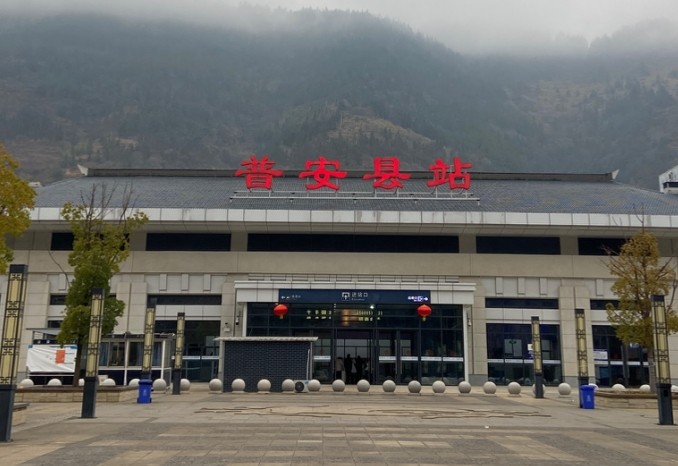 普安站高铁灯箱广告